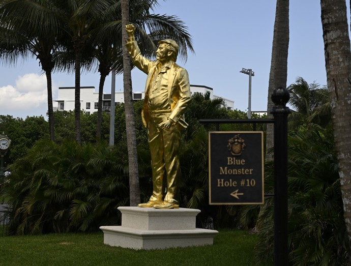 Prezident Trump touží po nesmrtelnosti. Odkazem mají být bankovky, sochy i nové monumentální stavby.