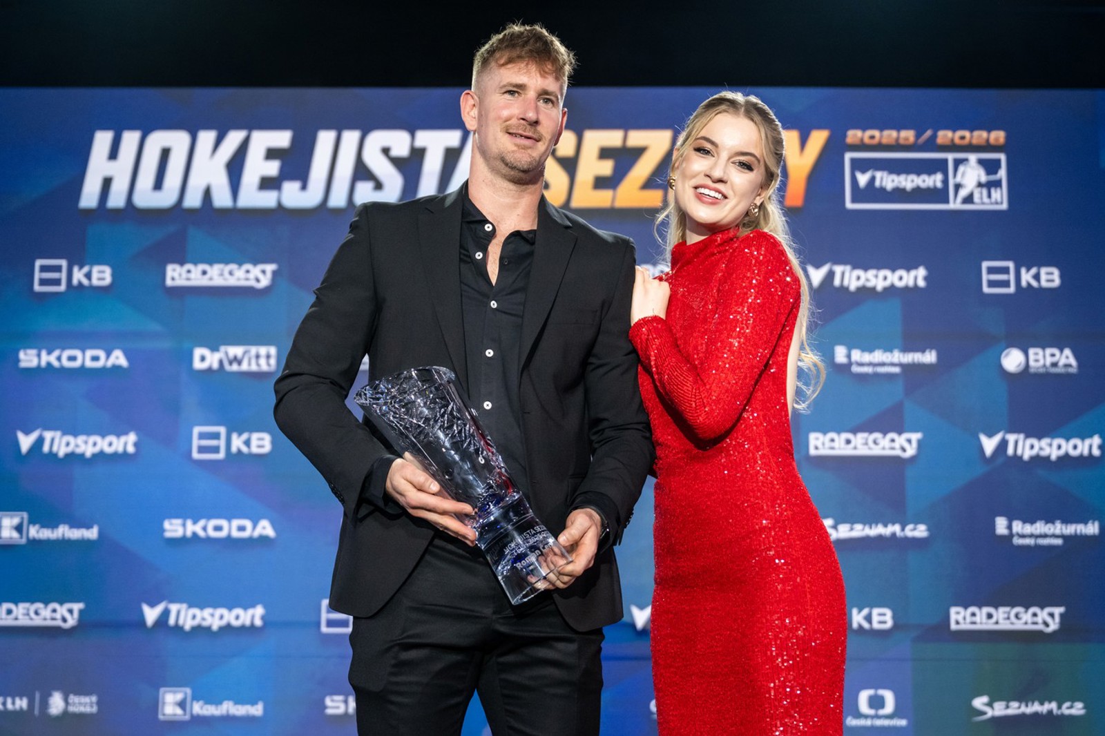 Galerie: Roman Červenka a Michaela Pecháčková poprvé ve společnosti: Herečka jen září – eXtra.cz