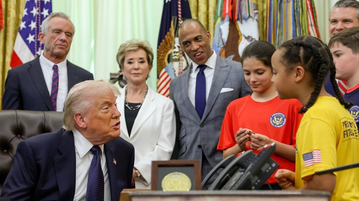 Donald Trump přijal v pracovně mladé sportovce.