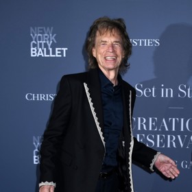 Přehánět to nehodlá ani Mick Jagger, většinu svého majetku v hodnotě 500 milionů dolarů věnuje charitě, aby učinil svět lepším.