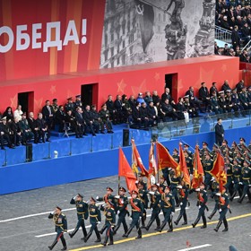 Moskva si 9. května každoročně připomíná vítězství nad nacismem velkolepou vojenskou přehlídkou. Ta letošní však byla až nečekaně skromná.