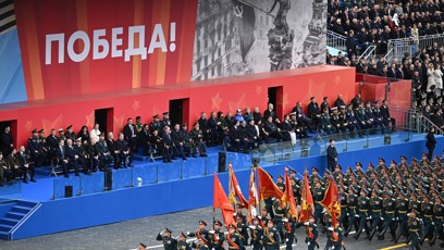 FOTO: Moskva si 9. května každoročně připomíná vítězství nad nacismem velkolepou vojenskou přehlídkou. Ta letošní však byla až nečekaně skromná.