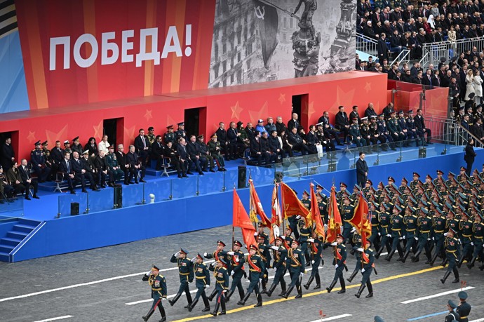 Moskva si 9. května každoročně připomíná vítězství nad nacismem velkolepou vojenskou přehlídkou. Ta letošní však byla až nečekaně skromná.