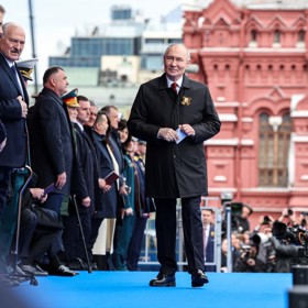 Ruský prezident Vladimir Putin na vojenské přehlídce v Moskvě.