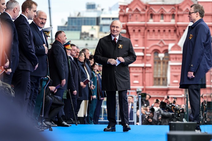 Ruský prezident Vladimir Putin na vojenské přehlídce v Moskvě.
