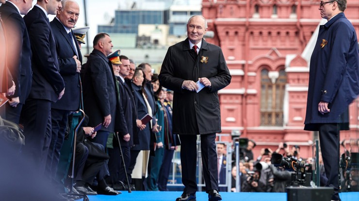 Ruský prezident Vladimir Putin na vojenské přehlídce v Moskvě.