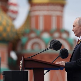 Ruský prezident Vladimir Putin vystoupil na Rudém náměstí v Moskvě. 