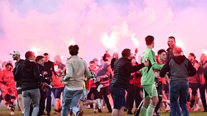 FOTO: Tribuna Sever napadla Jakuba Surovčíka.