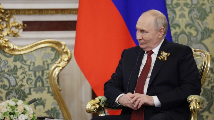 Spekulace o špatném zdravotním stavu Vladimira Putina podnítil zejména jeho vzhled na oslavách Dne vítězství na Rudém náměstí v Moskvě, kde prezident působil sešle a unaveně.