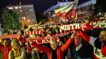 FOTO: Fanoušci se shromáždili před stadionem.
