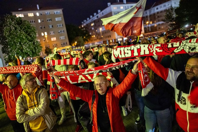 Fanoušci se shromáždili před stadionem.