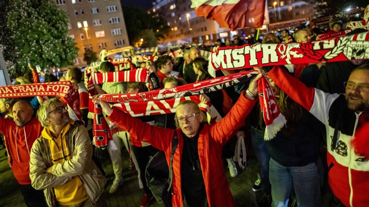 Fanoušci se shromáždili před stadionem.