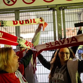 Fanoušci fandili Slavii.
