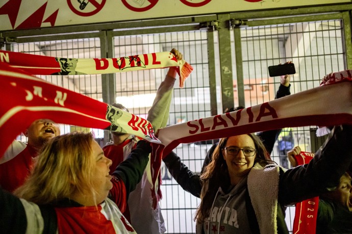 Fanoušci fandili Slavii.