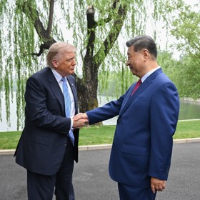 Trump po návratu z Číny přemýšlí o dalším postupu proti Íránu. Ve hře je i vojenský úder.