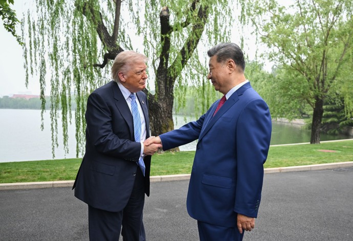 Trump po návratu z Číny přemýšlí o dalším postupu proti Íránu. Ve hře je i vojenský úder.