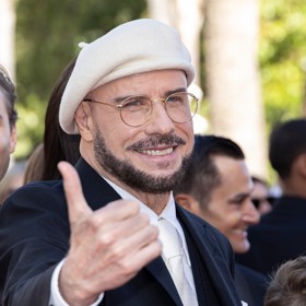John Travolta si obarvil vousy.