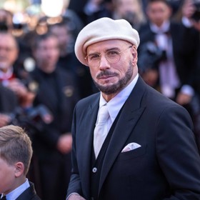 John Travolta překvapil vizáží. 