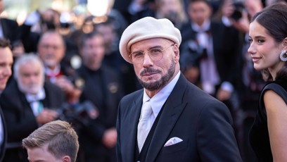 FOTO: John Travolta překvapil vizáží.