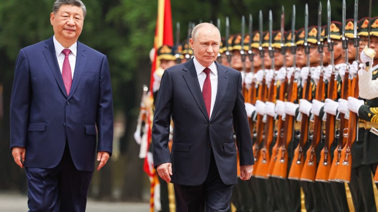 Ruský prezident Vladimir Putin se v čínském Pekingu setkal s tamní hlavou státu Si Ťin-pchingem.