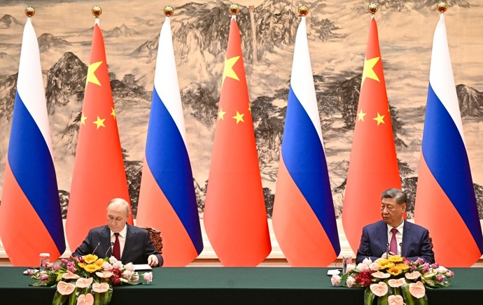 Vladimir Putin dorazil do Pekingu jen pár dní poté, co se s čínskou hlavou státu setkal americký prezident Donald Trump.