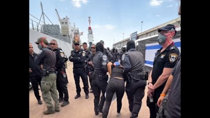 FOTO: Izraelský ministr národní bezpečnosti Itamar Ben Gvir v úterý zveřejnil na síti X video, na kterém policisté zatýkají aktivisty z mezinárodní flotily. K videu připsal text: „Takhle vítáme podporovatele terorismu. Vítejte v Izraeli.“