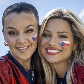 Eva Perkausová s Ivou Kubelkovou na Mistrovství světa v ledním hokeji ve Švýcarsku. Od Vymětalíkové to schytaly.