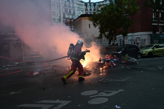 Násilnosti v Paříži po sobotním vítězství fotbalového klubu Paris St. Germain.