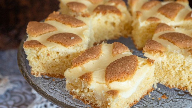 Prosedlá buchta neboli prošívaná deka: Hrnkový recept na retro stálici českých plechů Prosedlá buchta neboli prošívaná deka: Hrnkový recept na retro stálici českých plechů