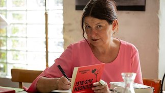 Radka Denemarková patří k autorům, kteří místo útěku do fikce otevírají nepohodlná témata a nutí čtenáře přemýšlet.
