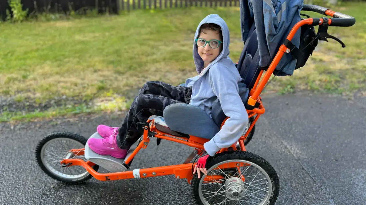 Ronja venku. Pomozte jí k lepšímu pohybu. Pomůžete tím mnoha skvělým lidem, kteří ji milují.
