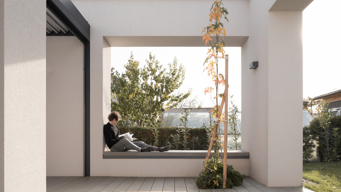 Architekt Radovan Vacík dokázal využít úzký a svažitý pozemek pro stavbu promyšleného rodinného bydlení. Jeho návrh inspiruje ostatní obyvatele městské čtvrti k uvažování o estetické hodnotě jejich vlastních domů.
