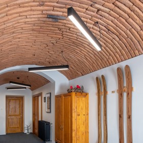 Kmeny stromů, břečťan i kameny v interiéru: Rekonstrukce stavení z roku 1811 pod taktovkou architektů Kmeny stromů, břečťan i kameny v interiéru: Rekonstrukce stavení z roku 1811 pod taktovkou architektů