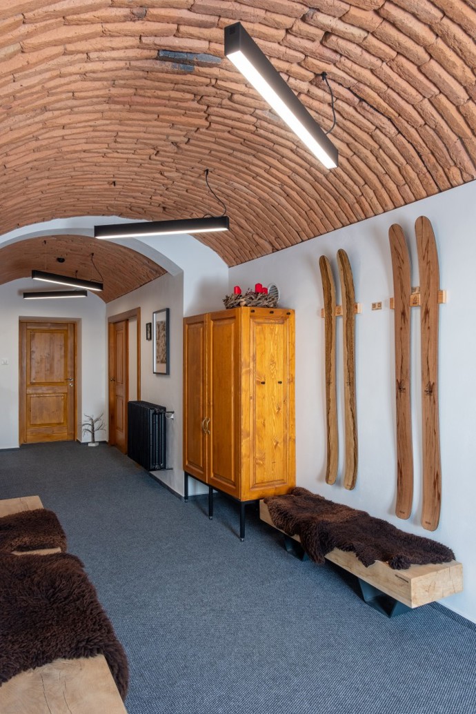 Kmeny stromů, břečťan i kameny v interiéru: Rekonstrukce stavení z roku 1811 pod taktovkou architektů