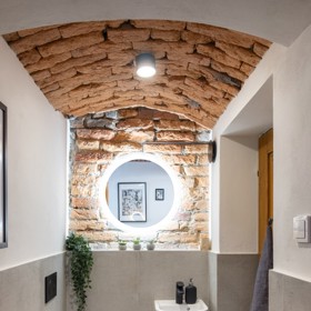 Kmeny stromů, břečťan i kameny v interiéru: Rekonstrukce stavení z roku 1811 pod taktovkou architektů Kmeny stromů, břečťan i kameny v interiéru: Rekonstrukce stavení z roku 1811 pod taktovkou architektů