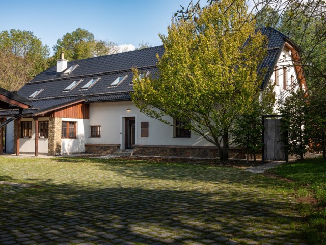 Kmeny stromů, břečťan i kameny v interiéru: Rekonstrukce stavení z roku 1811 pod taktovkou architektů Kmeny stromů, břečťan i kameny v interiéru: Rekonstrukce stavení z roku 1811 pod taktovkou architektů