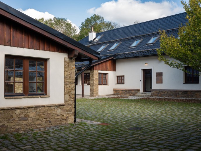 Kmeny stromů, břečťan i kameny v interiéru: Rekonstrukce stavení z roku 1811 pod taktovkou architektů