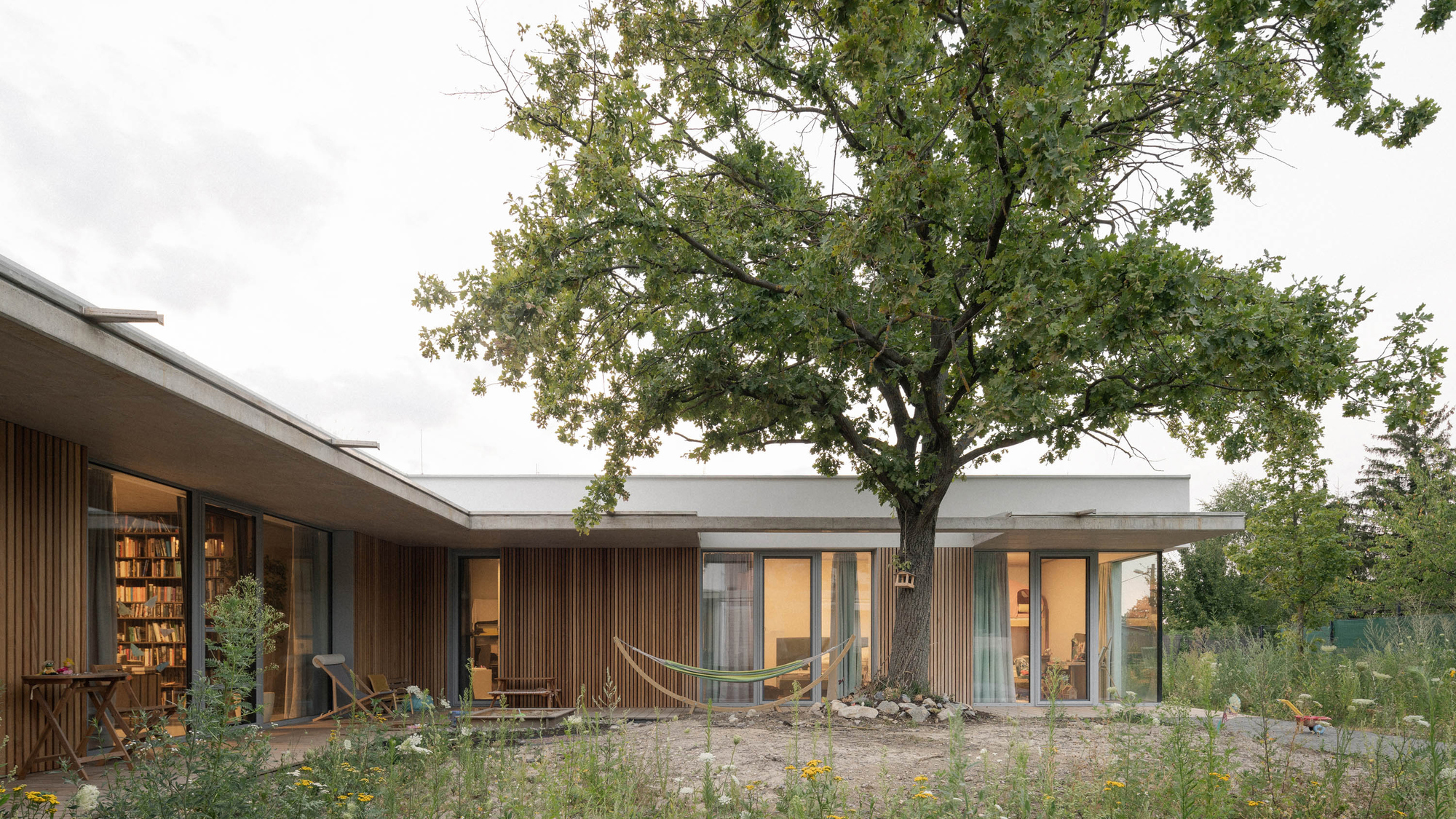Architektonický zázrak: Jak dům v Záhorských Sadech spojuje přírodu s moderním bydlením