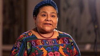 Rigoberta Menchú Tum vyrůstala v extrémní chudobě, kde už od dětství pracovala na plantážích. Tvrdé podmínky ji ale nezlomily a naopak formovaly její budoucí odhodlání bojovat.
