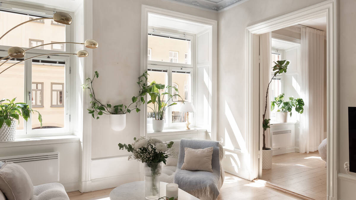 Krásnější byt jsme dlouho neviděli: V historickém domě ponechali v interiéru klasické prvky, které doplnili o moderní elegantní design
