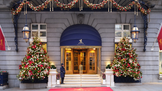 The Ritz London, jeden z nejikoničtějších hotelů světa, otevírá své brány pro hosty toužící po kouzelném prožití vánočních svátků. Velkolepé dekorace navržené Paulem Thomasem zdobí každé zákoutí hotelu, zatímco v lobby září osmimetrový vysoký vánoční strom. 
