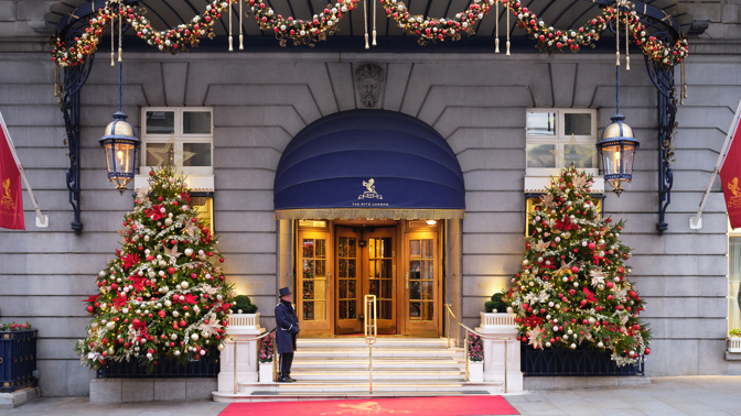The Ritz London, jeden z nejikoničtějších hotelů světa, otevírá své brány pro hosty toužící po kouzelném prožití vánočních svátků. Velkolepé dekorace navržené Paulem Thomasem zdobí každé zákoutí hotelu, zatímco v lobby září osmimetrový vysoký vánoční strom.
The Ritz London, jeden z nejikoničtějších hotelů světa, otevírá své brány pro hosty toužící po kouzelném prožití vánočních svátků. Velkolepé dekorace navržené Paulem Thomasem zdobí každé zákoutí hotelu, zatímco v lobby září osmimetrový vysoký vánoční strom.