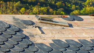 Historie střešní krytiny: Od proutí a chvojí až po moderní betonové tašky Historie střešní krytiny: Od proutí a chvojí až po moderní betonové tašky