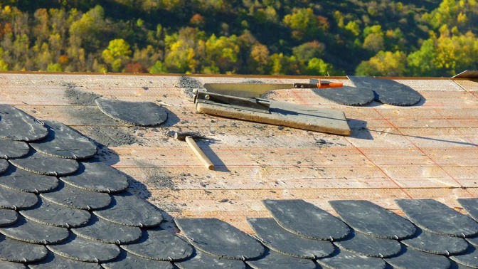 Historie střešní krytiny: Od proutí a chvojí až po moderní betonové tašky