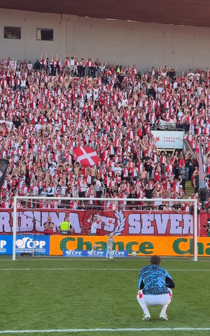 Tomáš Souček kouká jak jeho dcera dává gól.