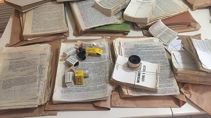 Samizdat fungoval jako neviditelná síť lidí, kteří si navzájem předávali informace. Spojoval různé profese i generace, které měly společný cíl.
