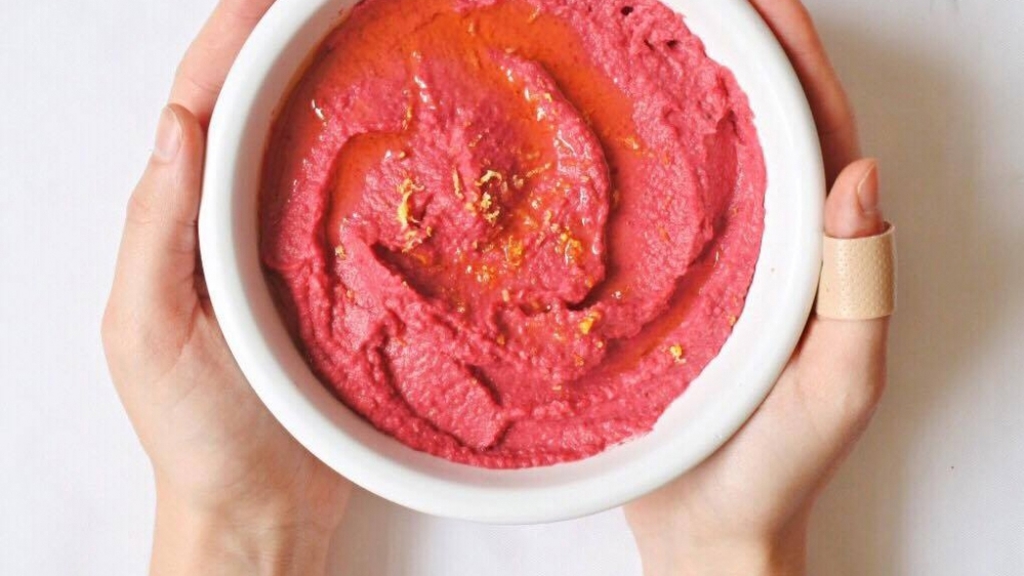 Růžový hummus z pečené řepy Růžový hummus z pečené řepy