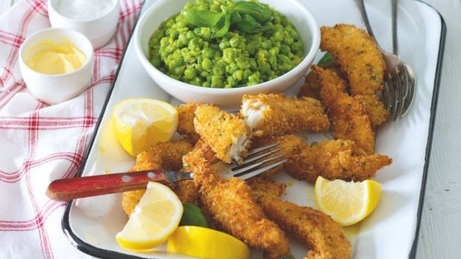 Rychlorecept: Rybí prsty v bylinkové strouhance s hráškem
