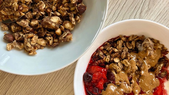 Čerstvá, křupavá a hotová za chvilku: Rychlá granola z pánve skvěle dochutí snídani i svačinu