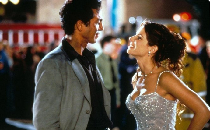 snímek z filmu Slečna Drsňák (Benjamin Bratt, Sandra Bullock)